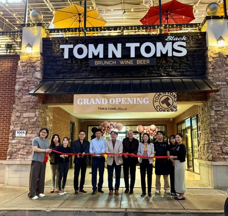 둘루스 직원들과 탐앤탐스 미국법인 관계자
들이 그랜드 오프닝 테이프 커팅을 하고 있다. 윤지아 기자.