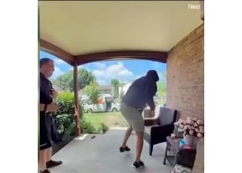 택배업체 직원 앞에서 방금 배달된 소포를 훔쳐가는 택배 도둑 모습. [ABC7 캡처]