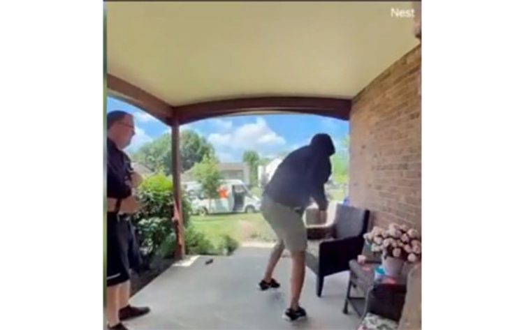 택배업체 직원 앞에서 방금 배달된 소포를 훔쳐가는 택배 도둑 모습. [ABC7 캡처]