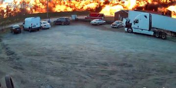 루이빌 국제공항에서 발생한 항공기 추락 사고 현장에서 불길이 치솟고 있다.