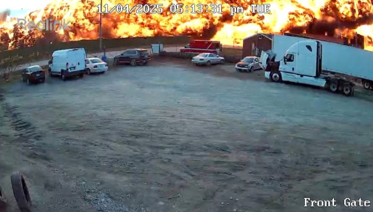 루이빌 국제공항에서 발생한 항공기 추락 사고 현장에서 불길이 치솟고 있다.