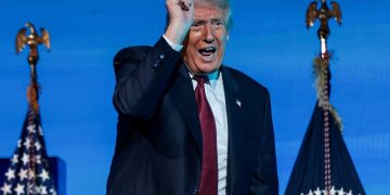 도널드 트럼프 대통령이 지난 5일 아메리칸 비즈니스 포럼 참석을 위해 마이애미에 도착, 체스처를 취하고 있다. [로이터]