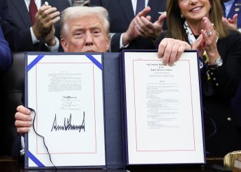 도널드 트럼프 대통령이 12일 밤 백악관에서 의회에서 넘어온 임시예산안에 서명했다. [로이터]