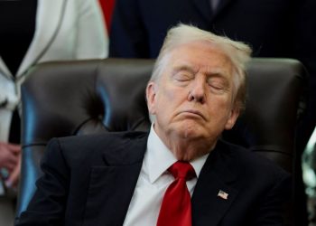 도널드 트럼프 대통령이 6일 워싱턴 백악관에서 진행한 비만치료제 가격 인하 협정 발표 도중 굳은 표정을 짓고 있다. [로이터]