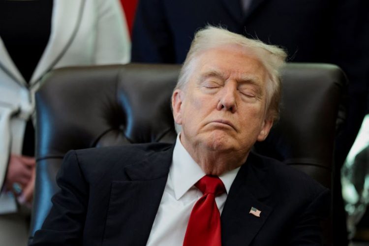 도널드 트럼프 대통령이 6일 워싱턴 백악관에서 진행한 비만치료제 가격 인하 협정 발표 도중 굳은 표정을 짓고 있다. [로이터]