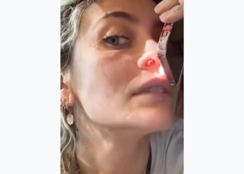 패리스 잭슨이 코 안에 뚫린 구멍을 보여주고 있다. 틱톡 영상 캡처