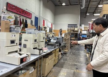 한미상점 관계자가 김밥 마는 기계를 설명하고 있다.