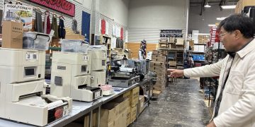 한미상점 관계자가 김밥 마는 기계를 설명하고 있다.