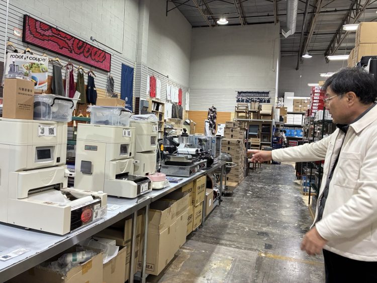 한미상점 관계자가 김밥 마는 기계를 설명하고 있다.