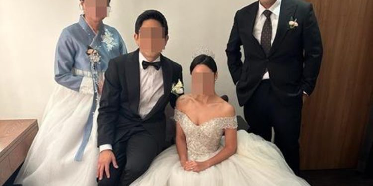 미 이민당국에 구금된 김태흥씨(맨 오른쪽)가 동생의 결혼식에 참석해 찍은 사진 [[미주한인봉사교육단체협의회 제공]