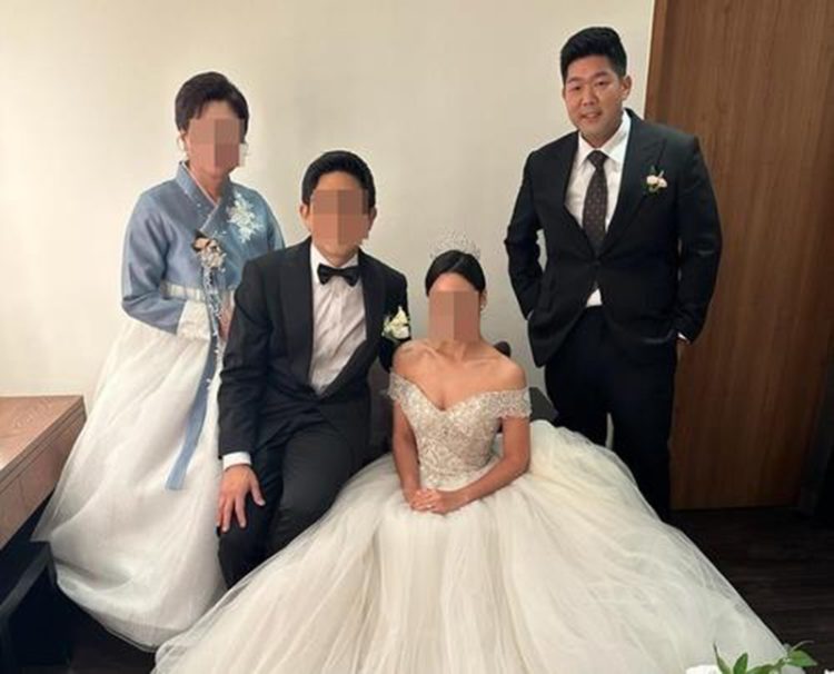 미 이민당국에 구금된 김태흥씨(맨 오른쪽)가 동생의 결혼식에 참석해 찍은 사진 [[미주한인봉사교육단체협의회 제공]