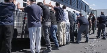 미국 이민세관단속국(ICE)과 국토안보수사국(HSI) 등 소속 요원들이 지난 9월 4일 현대자동차와 LG에너지솔루션이 조지아주 서베나에 공동으로 건설중인 배터리 공장에서 현장 직원들의 몸과 다리를 수갑과 쇠사슬로 묶고 있는 모습. 사진 ICE 동영상 캡처