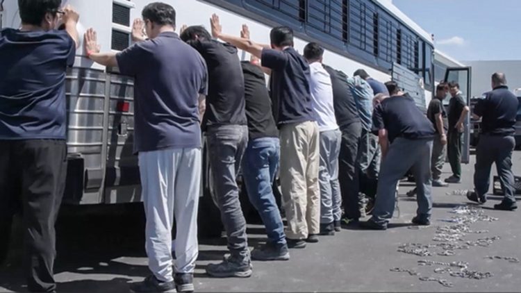 미국 이민세관단속국(ICE)과 국토안보수사국(HSI) 등 소속 요원들이 지난 9월 4일 현대자동차와 LG에너지솔루션이 조지아주 서베나에 공동으로 건설중인 배터리 공장에서 현장 직원들의 몸과 다리를 수갑과 쇠사슬로 묶고 있는 모습. 사진 ICE 동영상 캡처