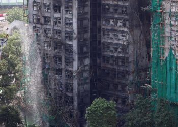 홍콩 고층 아파트 단지 '웡 푹 코트'에서 소방관이 잔불을 진압하고 있다. [로이터]