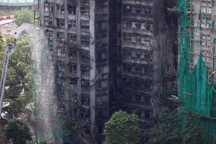 홍콩 고층 아파트 단지 '웡 푹 코트'에서 소방관이 잔불을 진압하고 있다. [로이터]