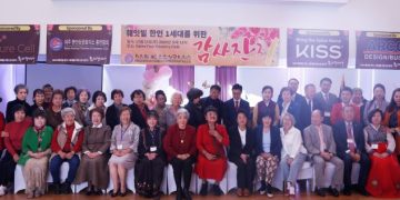 감사잔치 참석자들이 기념사진을 찍었다.