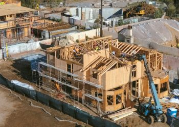 주택 소유주들이 디덕터블을 최대한 높여서라도 보험료 부담을 줄이려는 경향이 뚜렷해지고 있다. 최근 드론으로 촬영한 LA 퍼시픽 팰리세이즈 산불 피해 지역의 한 주택 공사 현장. [로이터]