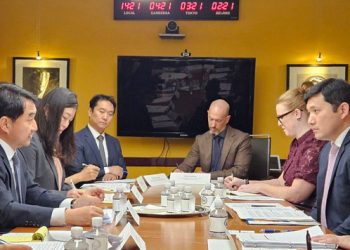 지난 9월 30일(현지시간) 미국 워싱턴DC에서 미 조지아주 한국인 구금 사태의 재발 방지를 위한 '비자 워킹그룹' 첫 회의가 열리고 있다. 외교부는 지난 10월 1일 ″이 회의를 통해 B-1 비자로도 미국 투자와 관련한 해외 구매 장비의 설치, 점검, 보수가 가능하다고 확인했고, 전자여행허가(ESTA)로도 B-1 비자 소지자와 동일한 활동이 가능하다는 점을 재확인했다″고 밝혔다. 사진 외교부