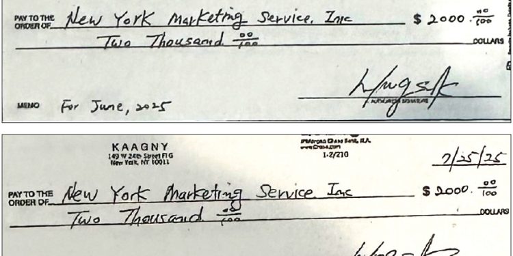 뉴욕한인회 명의로 발행된 2025년 6월 30일자와 7월 25일자 체크. 수취인은 이명석 회장이 대표로 있는 ‘뉴욕벼룩시장’ 운영 법인 계좌 ‘New York Marketing Service, Inc.’이며, 지급 금액은 각각 2000달러다.