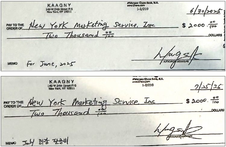 뉴욕한인회 명의로 발행된 2025년 6월 30일자와 7월 25일자 체크. 수취인은 이명석 회장이 대표로 있는 ‘뉴욕벼룩시장’ 운영 법인 계좌 ‘New York Marketing Service, Inc.’이며, 지급 금액은 각각 2000달러다.