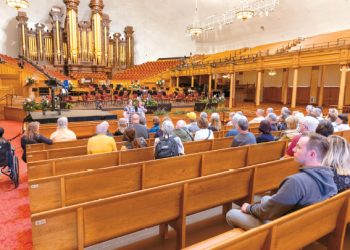 모르몬교가 일반 지침서를 개정해 인공지능에 대한 구체적인 지침을 내놓았다. 솔트레이크시티의 모르몬교회의 예배 모습.