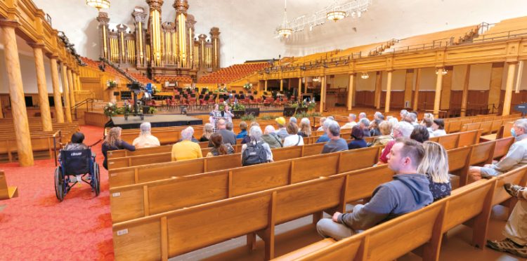 모르몬교가 일반 지침서를 개정해 인공지능에 대한 구체적인 지침을 내놓았다. 솔트레이크시티의 모르몬교회의 예배 모습.