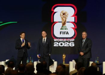 잔니 인판티노 국제축구연맹(FIFA) 회장(가운데)이 6일 월드컵 경기 일정을 발표하고 있다. 로이터=연합뉴스