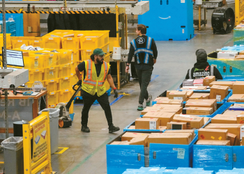 사이버 먼데이인 지난 1일 뉴저지주 로빈스빌에 있는 아마존 물류센터에서 작업자들이 분주히 주문 제품들을 옮기고 있다. [로이터]