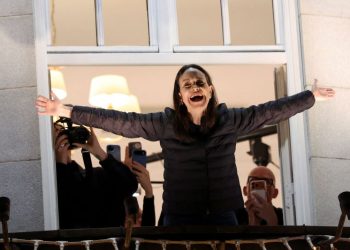 마리아 코리나 마차도가 11일(현지시간) 노르웨이 오슬로의 한 호텔 발코니에서 지지자들을 향해 손을 흔들고 있다. [로이터]