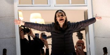 마리아 코리나 마차도가 11일(현지시간) 노르웨이 오슬로의 한 호텔 발코니에서 지지자들을 향해 손을 흔들고 있다. [로이터]