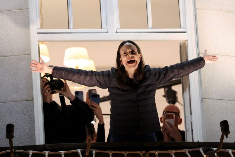 마리아 코리나 마차도가 11일(현지시간) 노르웨이 오슬로의 한 호텔 발코니에서 지지자들을 향해 손을 흔들고 있다. [로이터]