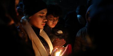 브라운대 총격사건 희생자 애도하는 시민들