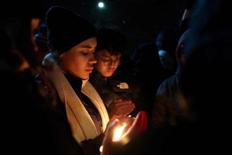 브라운대 총격사건 희생자 애도하는 시민들