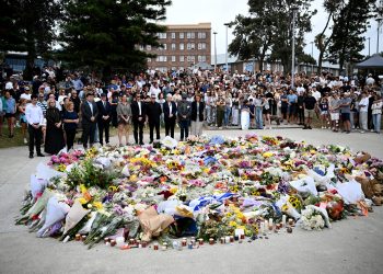 15일 호주 시드니의 본다이 비치 해변에 사람들이 모여 전날 벌어진 총기 난사 사건 희생자들을 애도하고 있다.