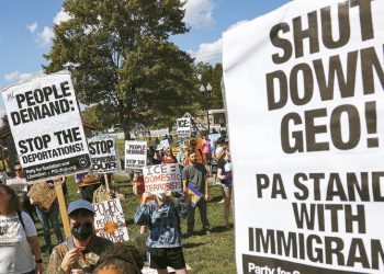 지난 8월 펜실베이니아주 필립스버그에 위치한 ‘모샤논 밸리 프로세싱 센터’(ICE 이민자 구금시설·GEO그룹 운영) 인근에서 시위 참가자들이 이민자 구금 중단을 요구하며 시위를 벌이고 있다. [로이터]