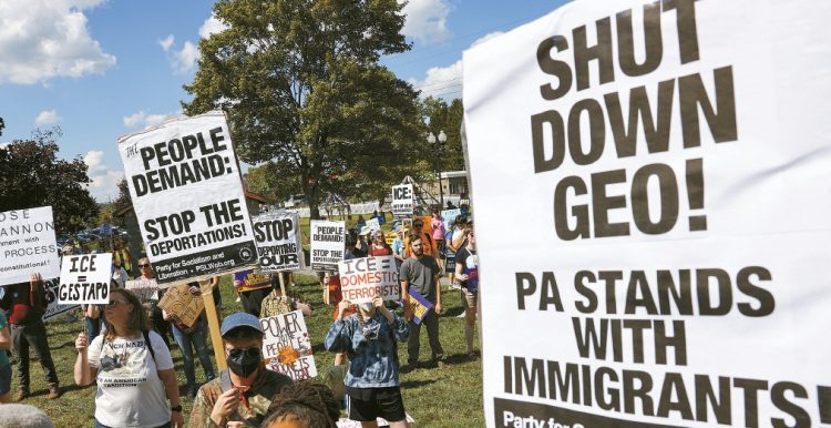 지난 8월 펜실베이니아주 필립스버그에 위치한 ‘모샤논 밸리 프로세싱 센터’(ICE 이민자 구금시설·GEO그룹 운영) 인근에서 시위 참가자들이 이민자 구금 중단을 요구하며 시위를 벌이고 있다. [로이터]