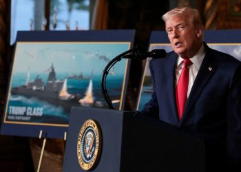 도널드 트럼프 미국 대통령이 22일 플로리다주 팜비치의 마러라고 사저에서 차세대 전함 건조 계획을 발표하고 있다. [로이터]