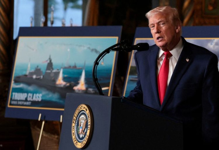 도널드 트럼프 미국 대통령이 22일 플로리다주 팜비치의 마러라고 사저에서 차세대 전함 건조 계획을 발표하고 있다. [로이터]