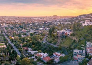 내년 임금 상승률이 집값 상승률을 앞지르며 주택 구매력이 조금씩 높아질 것으로 보인다. 사진은 LA시 전경.