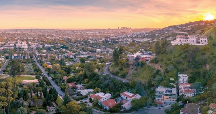 내년 임금 상승률이 집값 상승률을 앞지르며 주택 구매력이 조금씩 높아질 것으로 보인다. 사진은 LA시 전경.