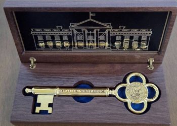 도널드 트럼프 미국 대통령이 이재명 대통령에게 ‘백악관 황금열쇠’를 선물했다고 대통령실 강훈식 비서실장이 24일 밝히며 공개한 사진. 사진 SNS 캡처