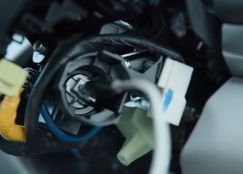 드라이버로 핸들 하단 부분 및 시동 거는 부분 장치를 뜯어내면 USB케이블로 시동을 걸 수 있는 영상이 미국 내에서 널리 유행했다. 사진 유튜브 캡처