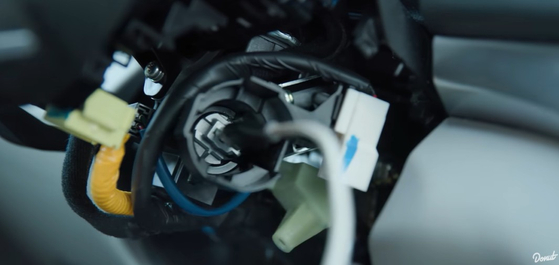 드라이버로 핸들 하단 부분 및 시동 거는 부분 장치를 뜯어내면 USB케이블로 시동을 걸 수 있는 영상이 미국 내에서 널리 유행했다. 사진 유튜브 캡처