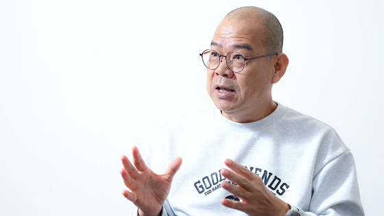 박경식 작가가 지난 15일 서울 상암동 중앙일보에서 인터뷰 하고 있다. 김종호 기자