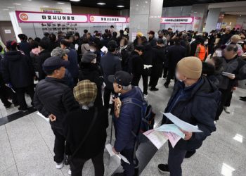 지난 10일 서울 마포구청에서 열린 노인일자리 박람회에서 구직자들이 취업 상담을 위해 줄을 서고 있다. 뉴스1