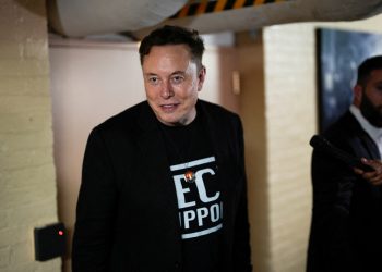 일론 머스크 테슬라 최고경영자(CEO)가 지난 3월 5일 미국 워싱턴 DC 국회의사당에서 정부 효율성 부처(DOGE) 논의를 위해 공화당 하원 의원들과 회동하는 자리에서 일론 머스크가 지켜보고 있다. 로이터