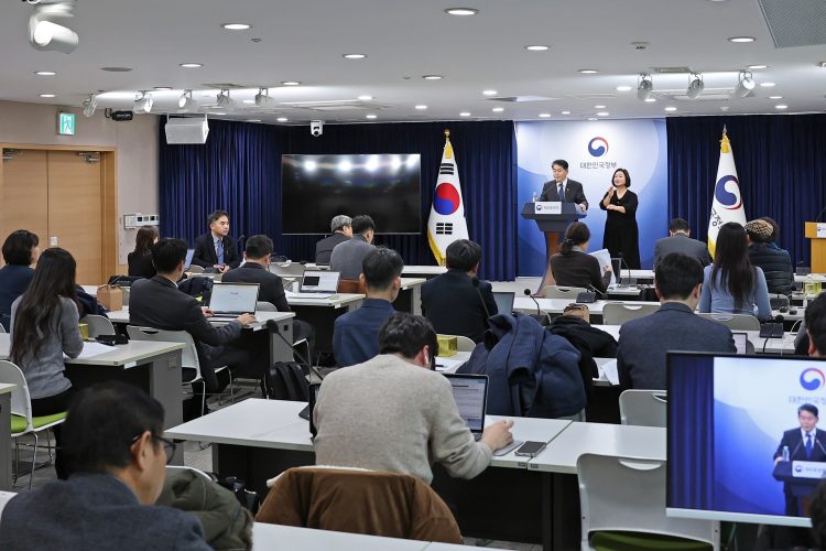 김경협 재외동포청장이 지난 19일 정부서울청사 본관 브리핑실에서 2026년 재외동포청 업무추진 계획을 발표하고 있다.[재외동포청 제공]