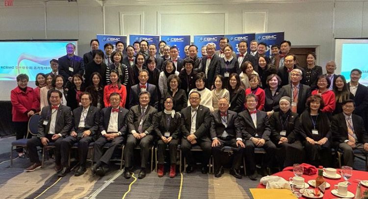 홈커밍 행사 참석자들이 기념사진을 찍었다.