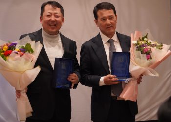 30일 열린 창립 기념식에서 노대환, 박동혁 FMS 공동대표가 직원들로부터 감사패를 받았다.