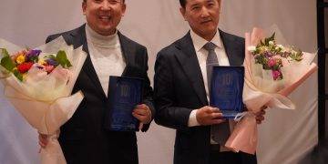 30일 열린 창립 기념식에서 노대환, 박동혁 FMS 공동대표가 직원들로부터 감사패를 받았다.